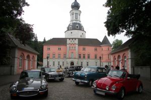 Oldtimerparade vor malerischer Schlosskulisse in Jever